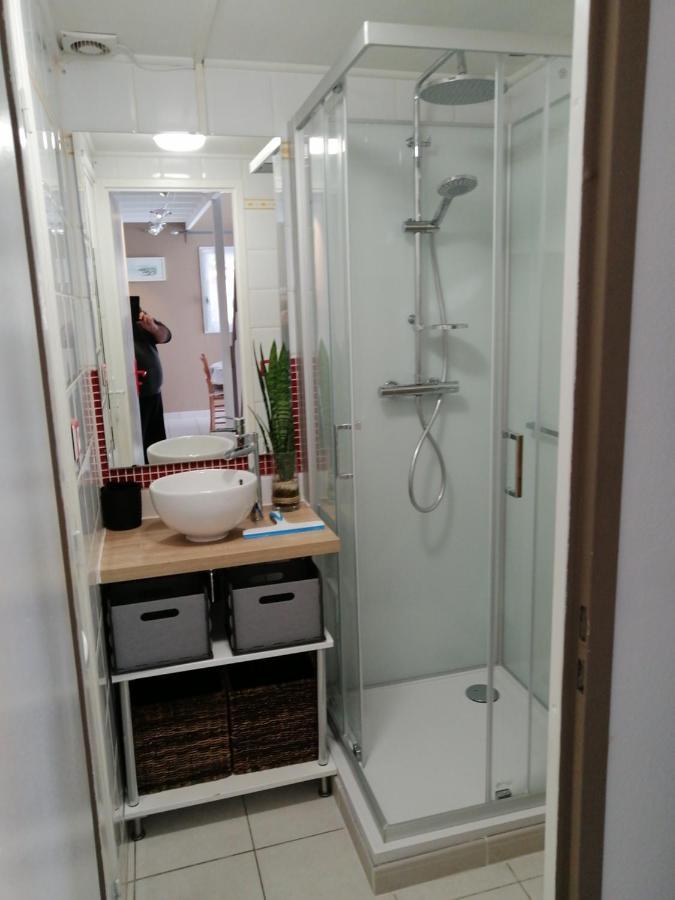 Sous Le Soleil De Provence Petite Maison Au Calme Et Tres Bien Equipee De 40M2 Avec Wifi -Jardin Prive-La Piscine Est Commune A La Residence Et Ouverte Du 1Er Mai Au 30 Septembre De 09H A 21H,En Juillet Et Aout Reservation Uniquement Du Samedi Au Sam Forcalqueiret Екстериор снимка