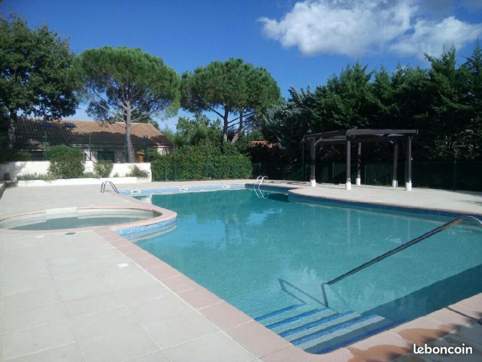 Sous Le Soleil De Provence Petite Maison Au Calme Et Tres Bien Equipee De 40M2 Avec Wifi -Jardin Prive-La Piscine Est Commune A La Residence Et Ouverte Du 1Er Mai Au 30 Septembre De 09H A 21H,En Juillet Et Aout Reservation Uniquement Du Samedi Au Sam Forcalqueiret Екстериор снимка